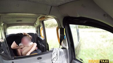 Táto baba vo Fake Taxi je ozajstná fontána – sledovať jej squirt cez celé zadné sedadlo je totálny úlet