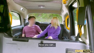 Jej priateľ nemá ani tušenie – sleduj z pohľadu prvej osoby, ako táto blonďavá kráska platí za okuliare svojím telom