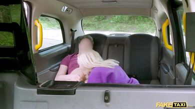 Jej priateľ nemá ani tušenie – sleduj z pohľadu prvej osoby, ako táto blonďavá kráska platí za okuliare svojím telom