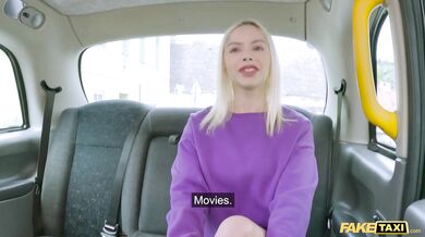 Jej priateľ nemá ani tušenie – sleduj z pohľadu prvej osoby, ako táto blonďavá kráska platí za okuliare svojím telom