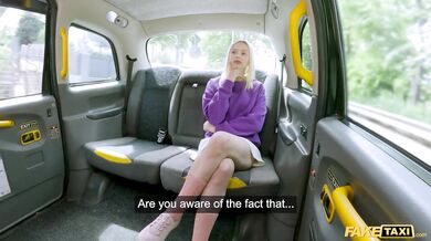 Jej priateľ nemá ani tušenie – sleduj z pohľadu prvej osoby, ako táto blonďavá kráska platí za okuliare svojím telom