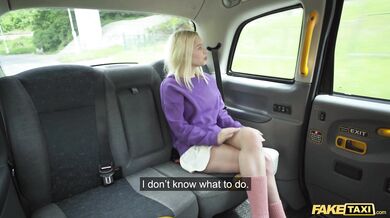 Jej priateľ nemá ani tušenie – sleduj z pohľadu prvej osoby, ako táto blonďavá kráska platí za okuliare svojím telom