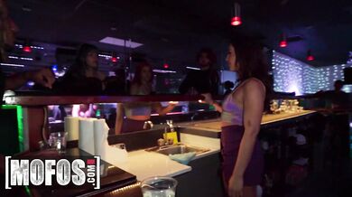 Mandy Waters pripravila dierku Luny Luxe jazykom, kým sa do nej v klube oprel Derek so svojou kladou