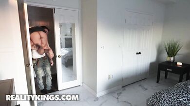 Ophelia Purr vyzerá s pomaľovanými bradavkami úžasne, ale najviac si užíva Victorovu tvrdú kladu