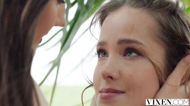 Nicole Ari a Margo Von Teese sa postarali o to, aby tento večierok skončil hromadným mrdaním a totálnym chaosom