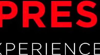 Haley Reed miluje kontrast svojej bielej pleti a masívneho čierneho péra v akcii