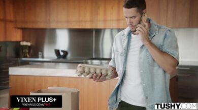 Táto nadržaná ryšavka miluje análne extrémy a pohľad na svoj gape