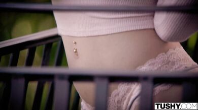 Prvá análna skúsenosť: college kráska prekonáva ostych a rozťahuje svoje polky