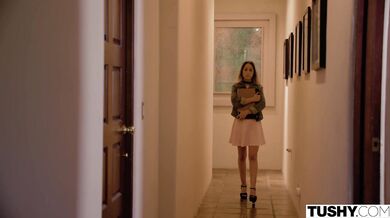 Prvá análna skúsenosť: college kráska prekonáva ostych a rozťahuje svoje polky