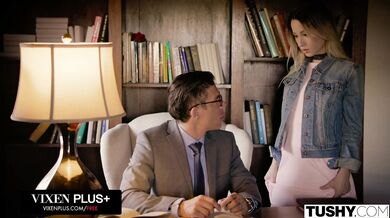 Prvá análna skúsenosť: college kráska prekonáva ostych a rozťahuje svoje polky