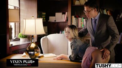 Prvá análna skúsenosť: college kráska prekonáva ostych a rozťahuje svoje polky