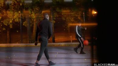 Ashby Winter a Lily Blossom milujú kontrast svojej svetlej kože a masívneho čierneho macka