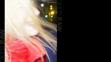 Ashby Winter a Lily Blossom milujú kontrast svojej svetlej kože a masívneho čierneho macka