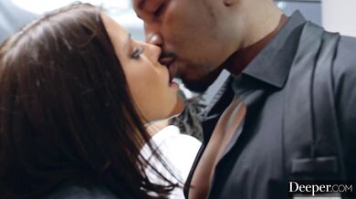 Maitland a Adriana spojili svoje sily aby uspokojili dvoch nadržaných žrebcov naraz