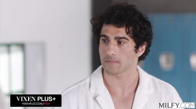 Anissa Kate využíva svoje skúsenosti a zvodné telo aby dopriala mladíkovi nezabudnuteľný zážitok