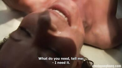 Mladá coura dostáva nálož od party a chalan sa len prizerá