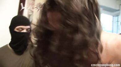 Mladá coura dostáva nálož od party a chalan sa len prizerá