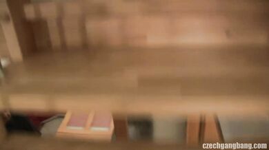 Mladá coura dostáva nálož od party a chalan sa len prizerá