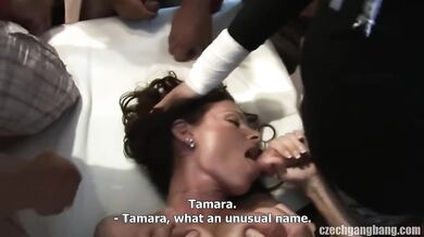 Mladá coura dostáva nálož od party a chalan sa len prizerá