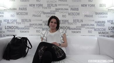 Pekná baba v akcii, ako berie každý centimeter hlboko do seba