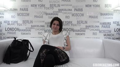 Pekná baba v akcii, ako berie každý centimeter hlboko do seba