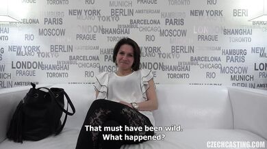 Pekná baba v akcii, ako berie každý centimeter hlboko do seba