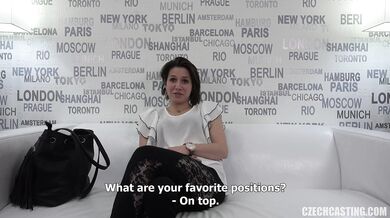 Pekná baba v akcii, ako berie každý centimeter hlboko do seba