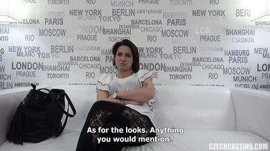 Pekná baba v akcii, ako berie každý centimeter hlboko do seba