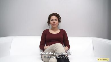Antonia Sainz kmitá svojimi obrími kozami, kým dostáva hlboký nášup