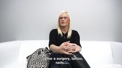 Sexy okuliarnatá amatérka osedlala péro na českom castingu a ojazdila ho ako profík