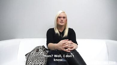 Sexy okuliarnatá amatérka osedlala péro na českom castingu a ojazdila ho ako profík