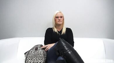 Sexy okuliarnatá amatérka osedlala péro na českom castingu a ojazdila ho ako profík