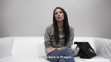 Česká brunetka podvádza priateľa pred kamerou