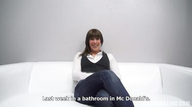 Nahá baba od vedľa sa predvádza pred kamerou