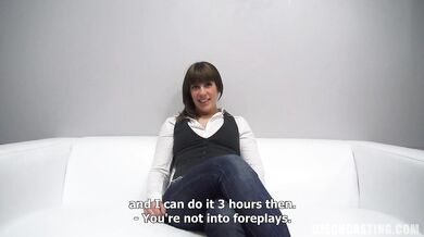 Nahá baba od vedľa sa predvádza pred kamerou