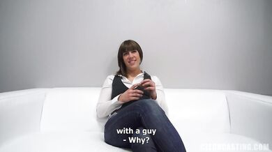 Nahá baba od vedľa sa predvádza pred kamerou