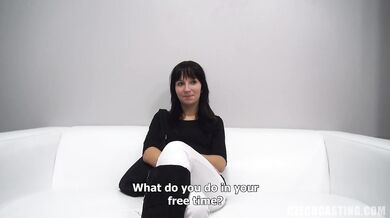 Drobná česká brunetka na castingu dostáva POV nárez