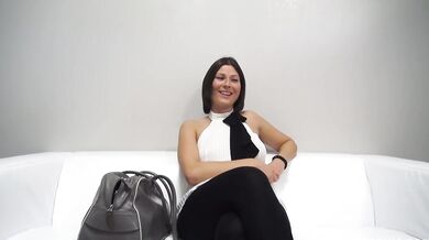Nadržaná česká mrdna a jej luxusný handjob pred kamerou