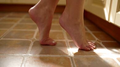 Lola Myluv rozťahuje nohy a berie si každý centimeter do hĺbky