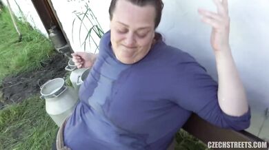 Aleya Sun rozťahuje polky a nechá si vydrancovať dierku