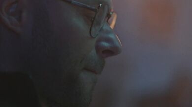 Violet rozťahuje nohy a nechá si rozšukať dierku tlstým pérom