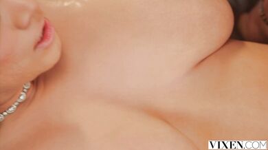 Violet rozťahuje nohy a nechá si rozšukať dierku tlstým pérom