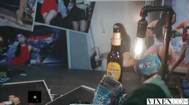 Violet rozťahuje nohy a nechá si rozšukať dierku tlstým pérom