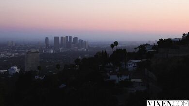 Violet rozťahuje nohy a nechá si rozšukať dierku tlstým pérom