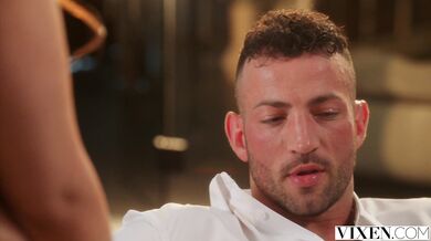 Violet rozťahuje nohy a nechá si rozšukať dierku tlstým pérom