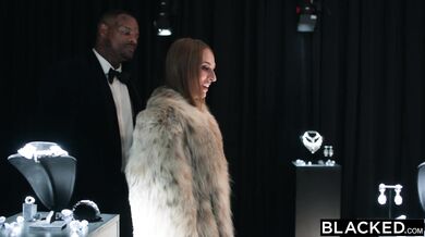 Totálna výplň pre túto čiernu bohyňu a masívne vystriekanie do jej nadržanej kundy