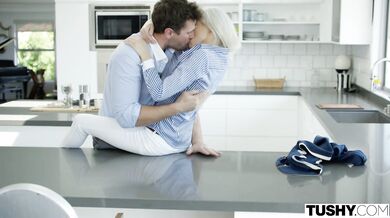 Kacey Jordan žobre o nálož do prdele a nechá sa vypichať do bezvedomia