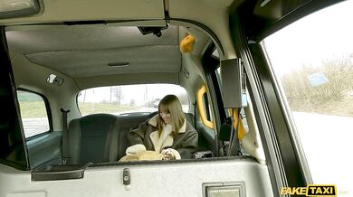 Nadržaná študentka žobre o nálož a nechá si rozmrdať dierku tlstým pérom