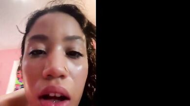 Brutálne vypichanie brunetky tlstým čiernym pérom a masívny creampie