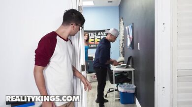 Selina Bentz brutálne podvádza a nechá si rozmrdať kundu od Kaia